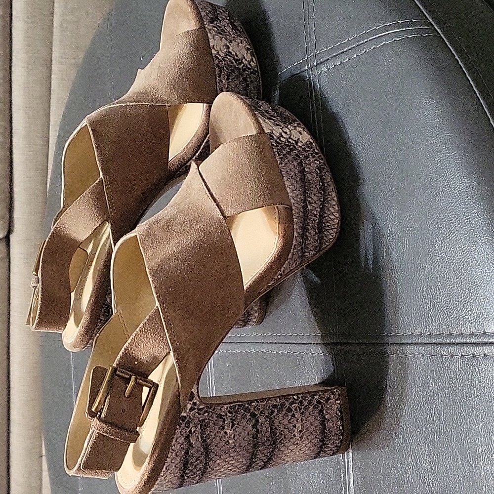 Michael kors snakeskin heels. 7.5 Tan ans leather snakeskin heels.